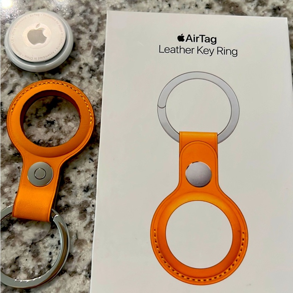 Never used Apple AirTag and leather key ring